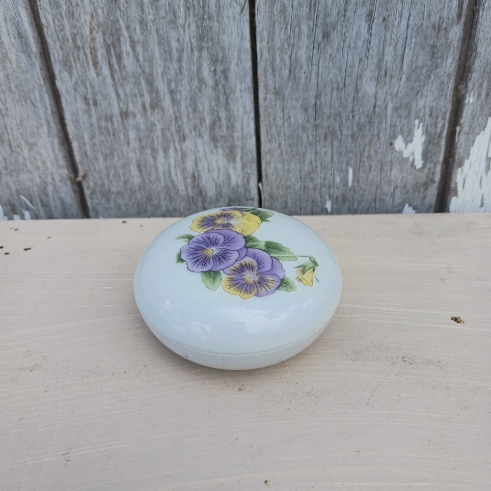 Vtg Lillian Vernon Porcelain Collector’s Box White Pansies‎ Cottagecore Trinket